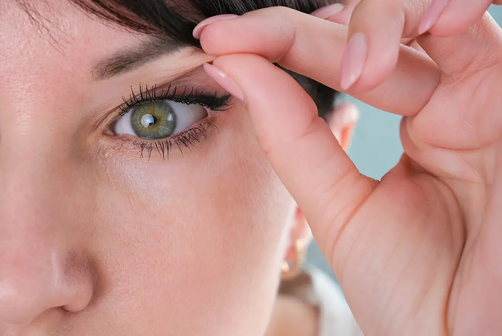 まぶたをより自然な形にするには。画像はイメージ。（写真／Adobe Stock）