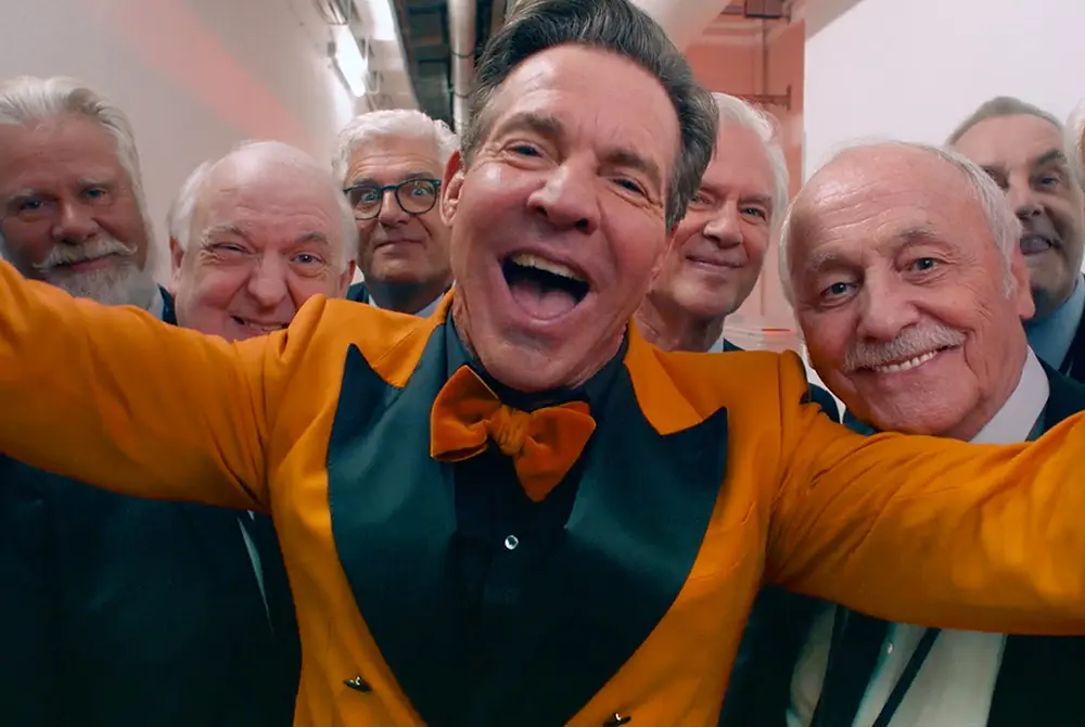 デニス・クエイド演じる発注者のハーヴェなど成功者からは老いの要素を感じる。（出典／映画『サブスタンス』）