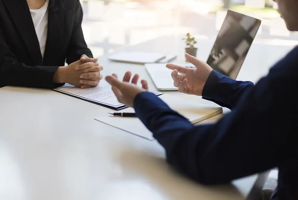 相談。画像はイメージ。(写真/Adobe Stock)