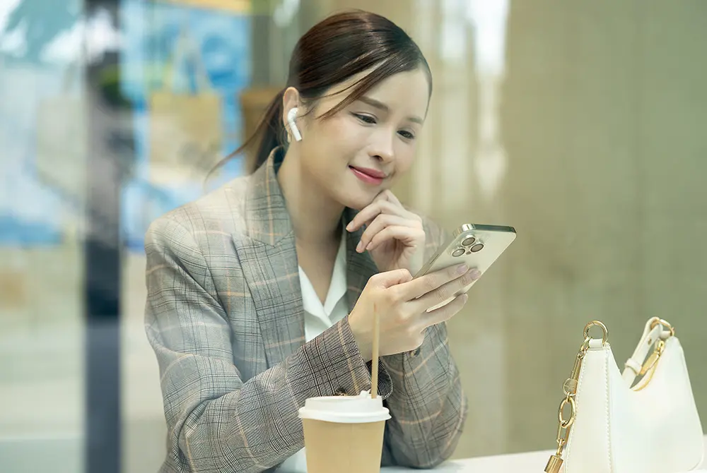 情報共有にも安心と安全が重要。画像はイメージ。（写真／Adobe Stock）