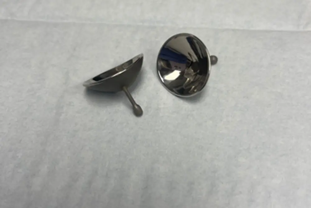 目に挿入されるアイシールド。（出典／Kesty　K. et al. , Expert Consensus on Ocular Safety During Laser Procedures: A Practical Guide to Eye Safety by a Panel of Dermatologist Laser Surgeons and Ophthalmologists. J Cosmet Dermatol. First published: 10 July 2025）