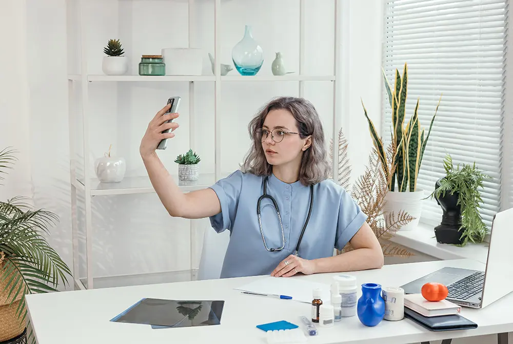 医療関連のインフルエンサーの中に医師の割合はごく少数という報告。画像はイメージ。（写真／Adobe Stock）