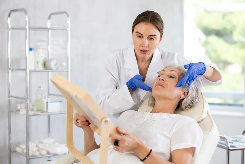 美容の現場。画像はイメージ。（写真／Adobe Stock）