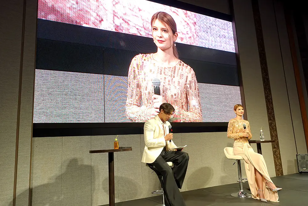 マギーさんが登場し、新しい技術の登場により変わる美容医療などをテーマにトークセッションが行われた。(写真/編集部)