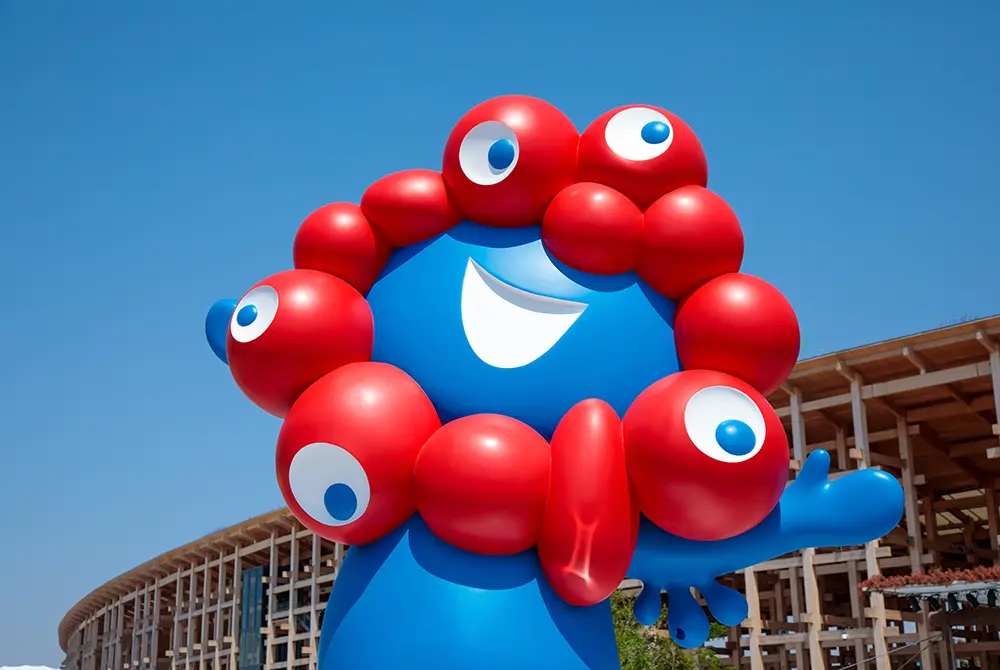 人気を集めた「ミャクミャク」。動脈と静脈はモチーフの一つ。（写真／Adobe Stock）