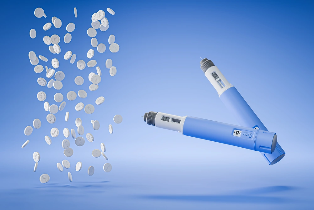 注射薬と飲み薬を組み合わせた治療を表す場面。画像はイメージ。（写真：Adobe Stock）