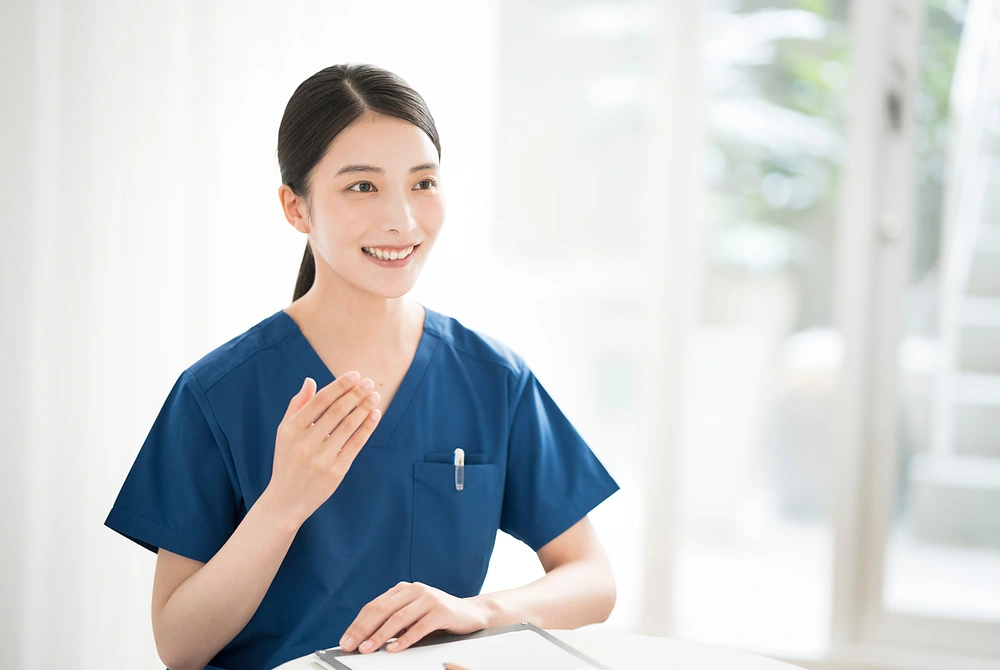 肌の悩みや美容医療について説明する医療スタッフ。画像はイメージ。（写真：Adobe Stock）