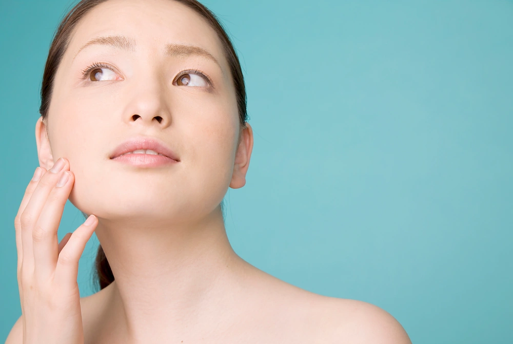 肌の状態を気にする女性。画像はイメージ。（写真：Adobe Stock）