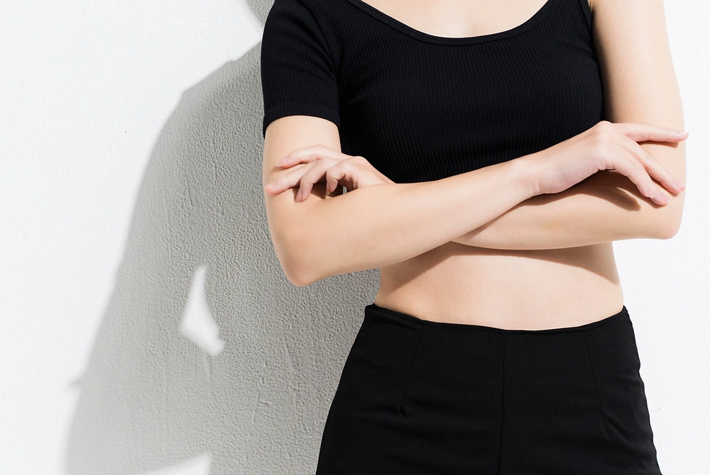 体型や体の変化を意識する女性。画像はイメージ。(写真:Adobe Stock)