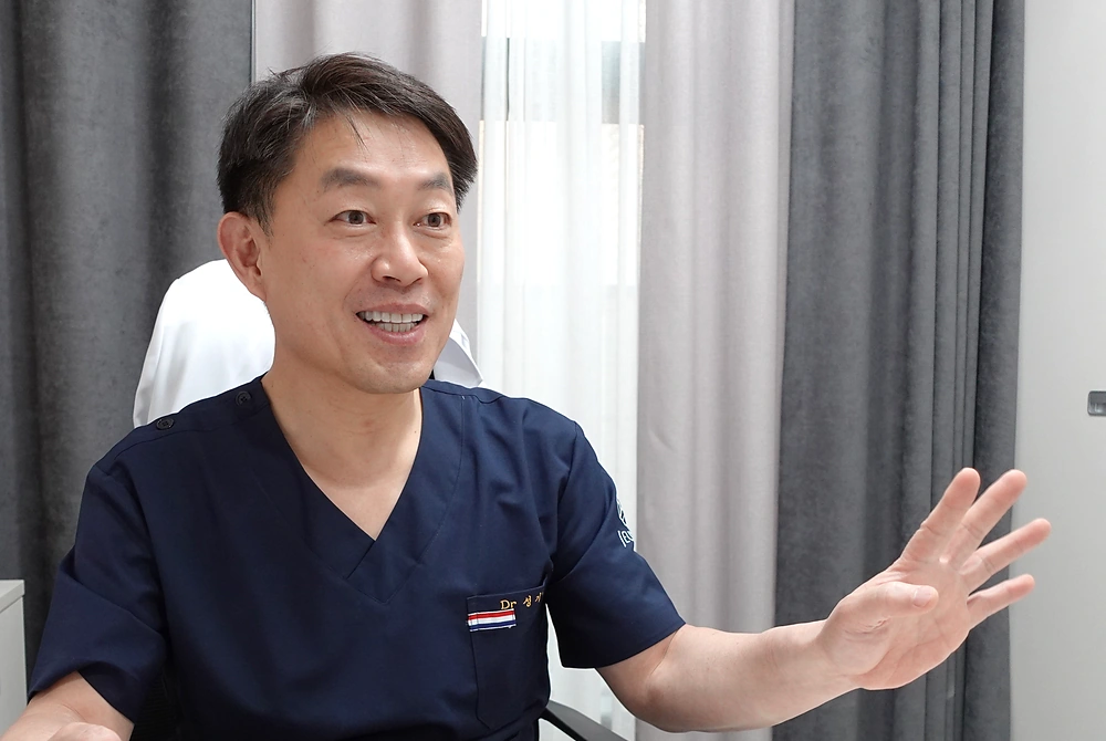 脂肪由来SVFを使った美容・アンチエイジング治療について説明する清潭ジュネックスクリニック院長の成箕秀（ソン・ギス）氏。