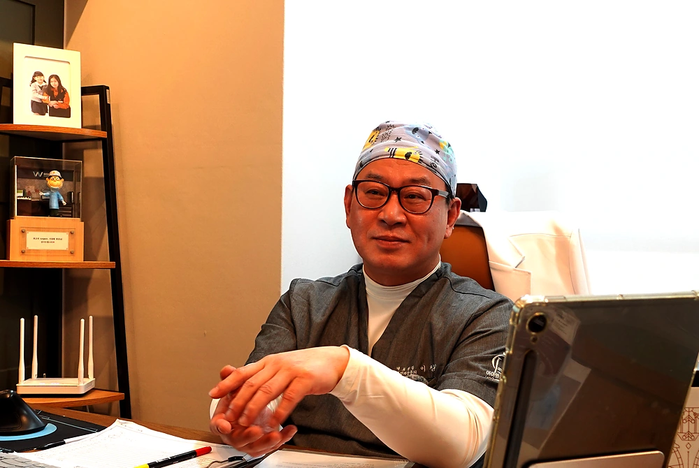 I AM QUEEN WOMEN'S CLINIC代表院長のイ・チャンファン氏が、診察室で取材に応じている。