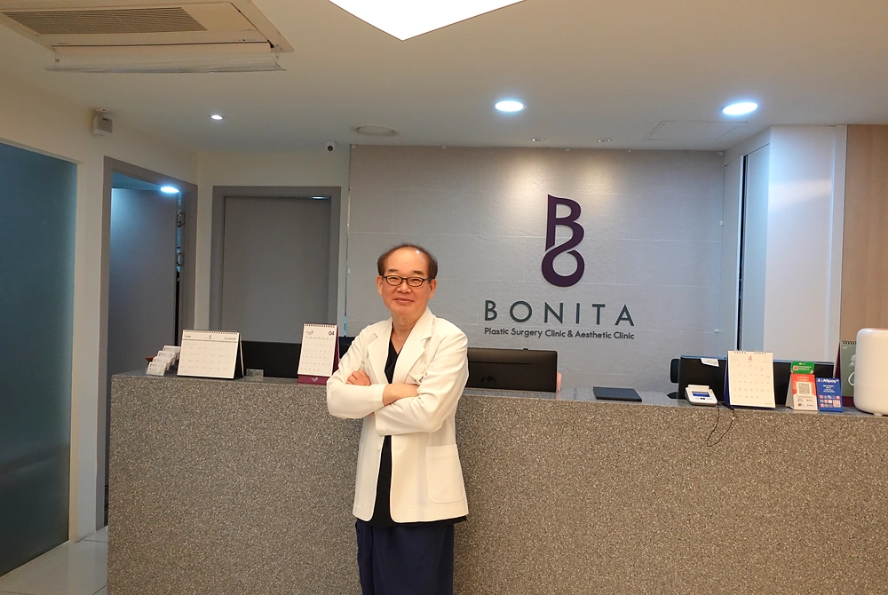 Bonita Clinicの受付前に立つ代表院長のチョン・グァンソプ氏。