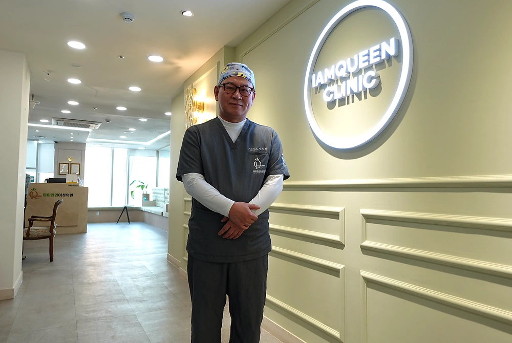 I AM QUEEN WOMEN'S CLINICの院内で立つ、代表院長のイ・チャンファン氏。