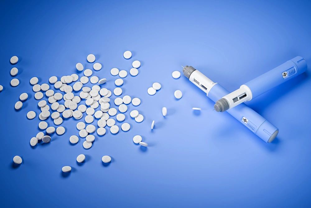 注射薬と飲み薬を表す場面。画像はイメージ。(写真:Adobe Stock)