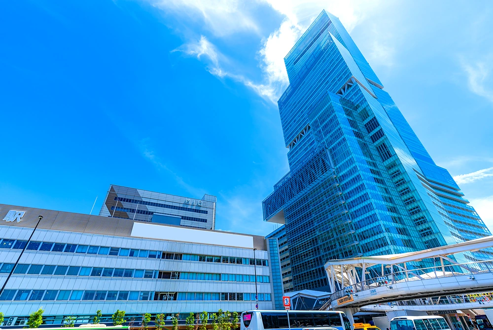 大阪公立大学の美容外科外来が開設されたMedCity21が入る、あべのハルカスの外観。