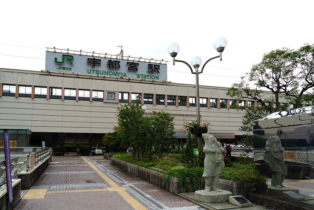 JR宇都宮駅の駅舎と駅前広場。