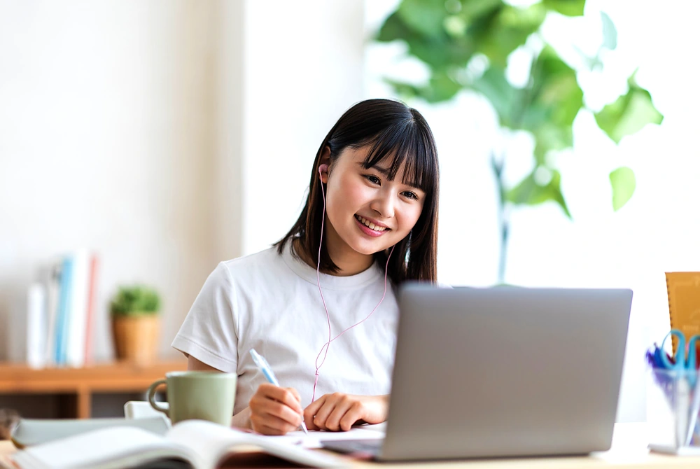 ノートパソコンを見ながら学習する女の子。