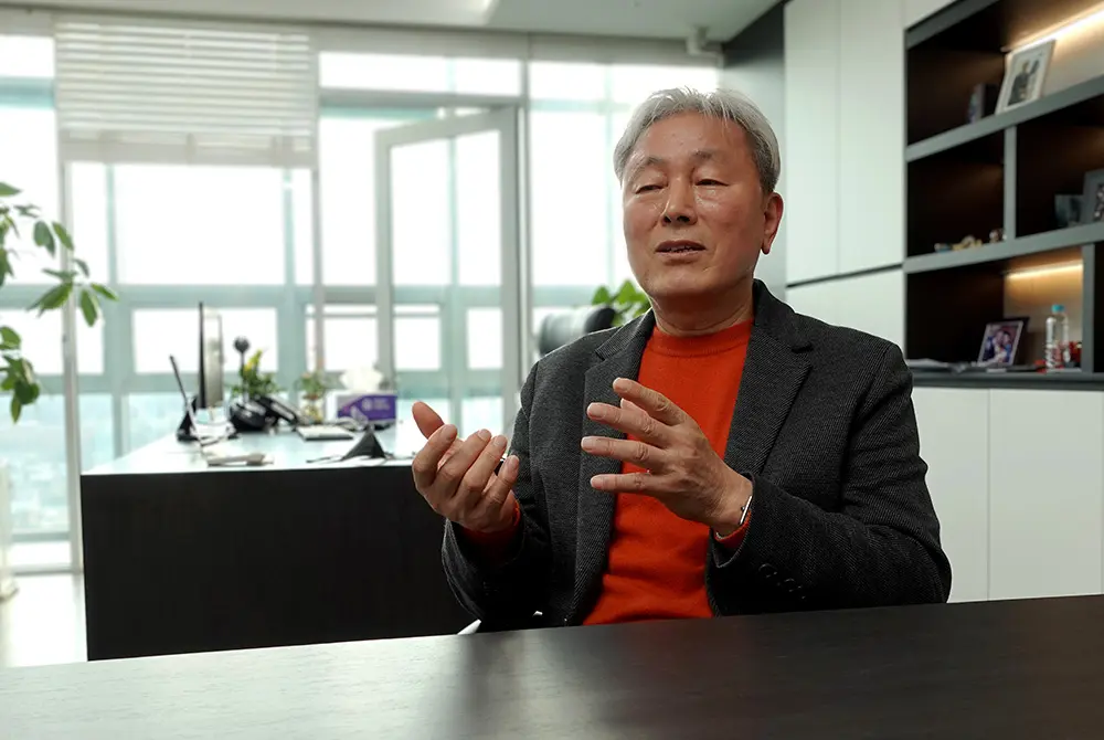 取材に応じるINSOL会長のイ・ヤンボク氏。
