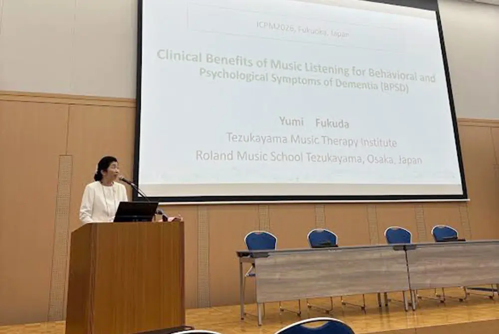 ICPM2026の講演会場で、認知症の行動・心理症状に対する音楽聴取の臨床的効果について発表している様子。