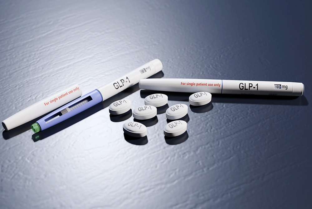 GLP-1と書かれた注射ペンと錠剤が並べられている。
