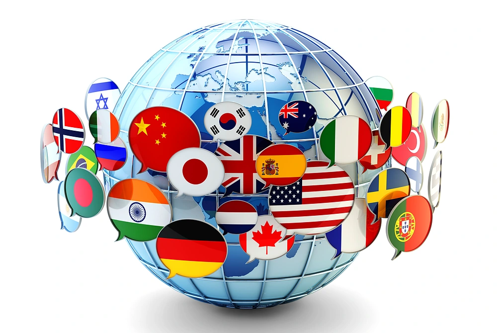 地球儀の周囲に、日本、米国、中国、英国、韓国など各国の国旗が吹き出し状に並ぶイメージ。