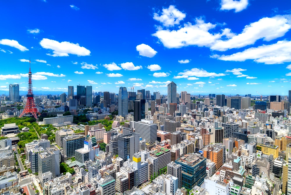 東京タワーや高層ビルが見える東京都心の街並み。