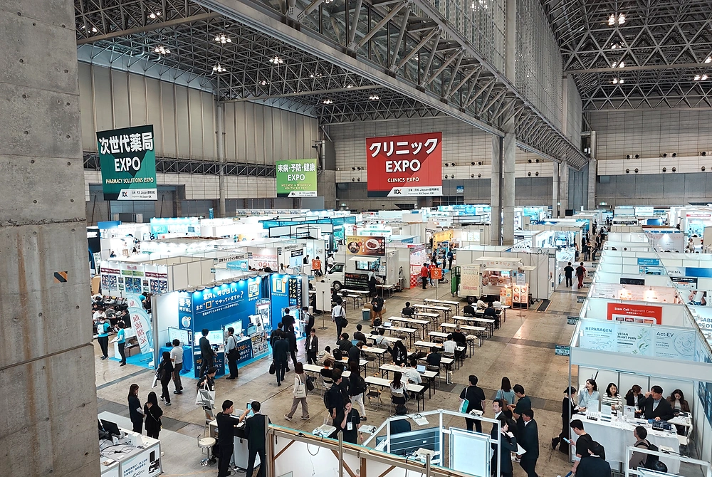 幕張メッセで開催された「メディカル ジャパン東京2026」の会場全景。クリニックEXPOなどの展示ブースが並ぶ。