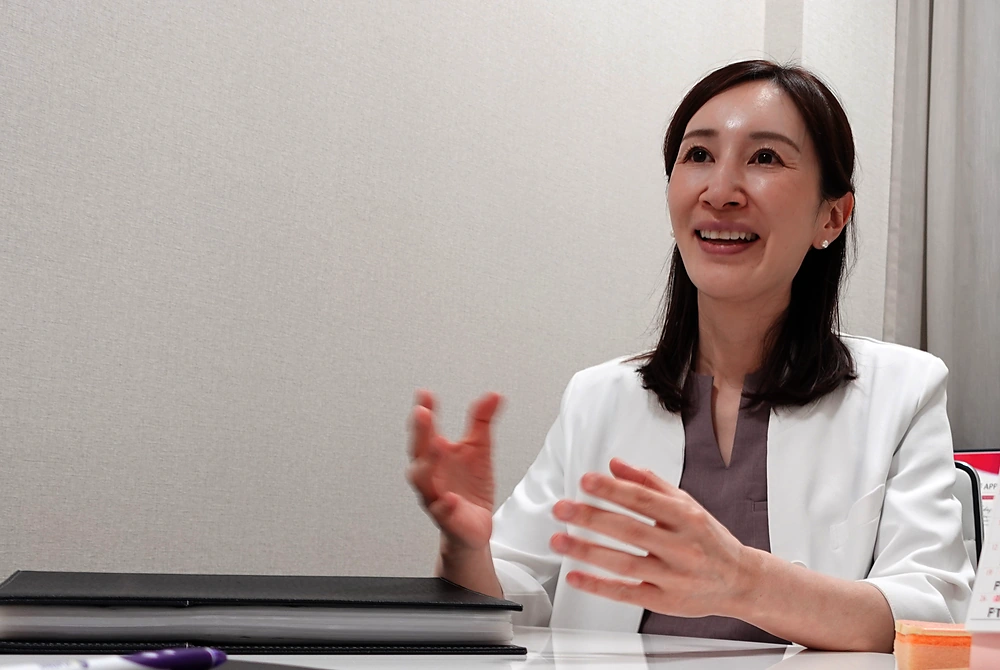 インタビューに答えるスワンクリニック銀座院長の福澤見菜子氏。形成外科専門医として婦人科形成や美容医療を専門とする。