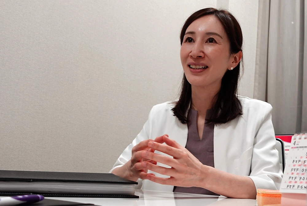 インタビューに答えるスワンクリニック銀座院長の福澤見菜子氏。形成外科専門医として婦人科形成や美容医療を専門とする。