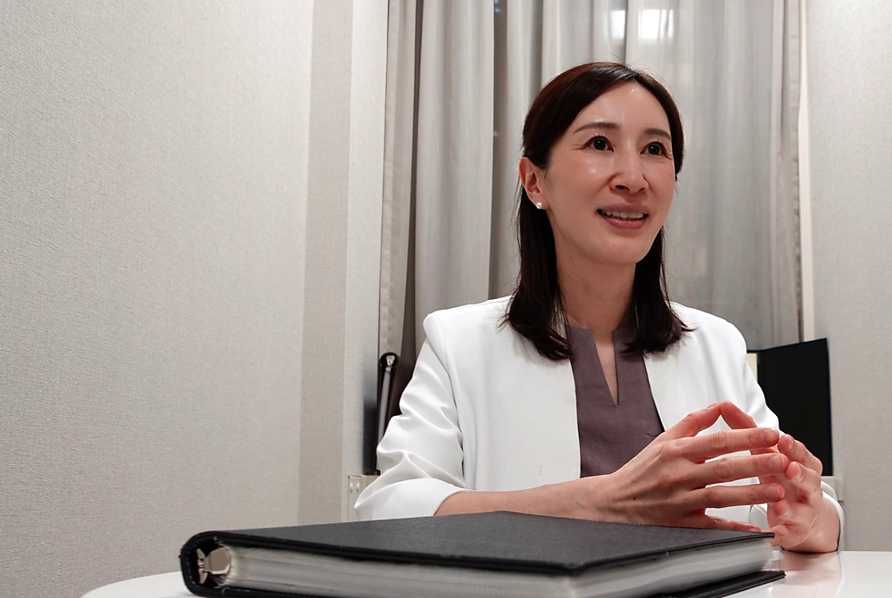 インタビューに答えるスワンクリニック銀座院長の福澤見菜子氏。形成外科専門医として婦人科形成や美容医療を専門とする。