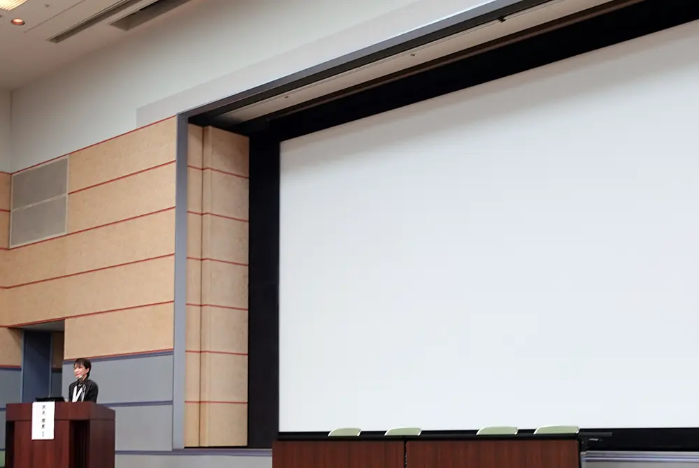 第152回日本美容外科学会（JSAPS）で講演する天木理恵氏。（写真／編集部）