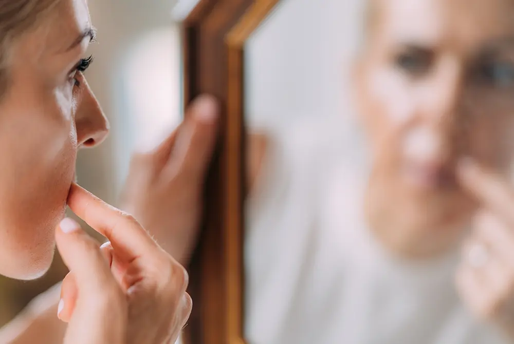 自分には魅力がないと過度にとらえ、強い不安を感じる場合などが問題になる。画像はイメージ。（写真／Adobe Stock）