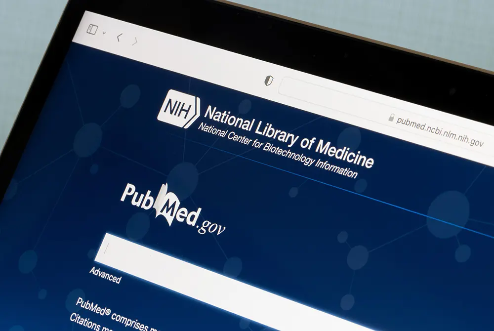 医学系の論文検索を行えるPubMed（パブメド）。（写真／Adobe Stock）