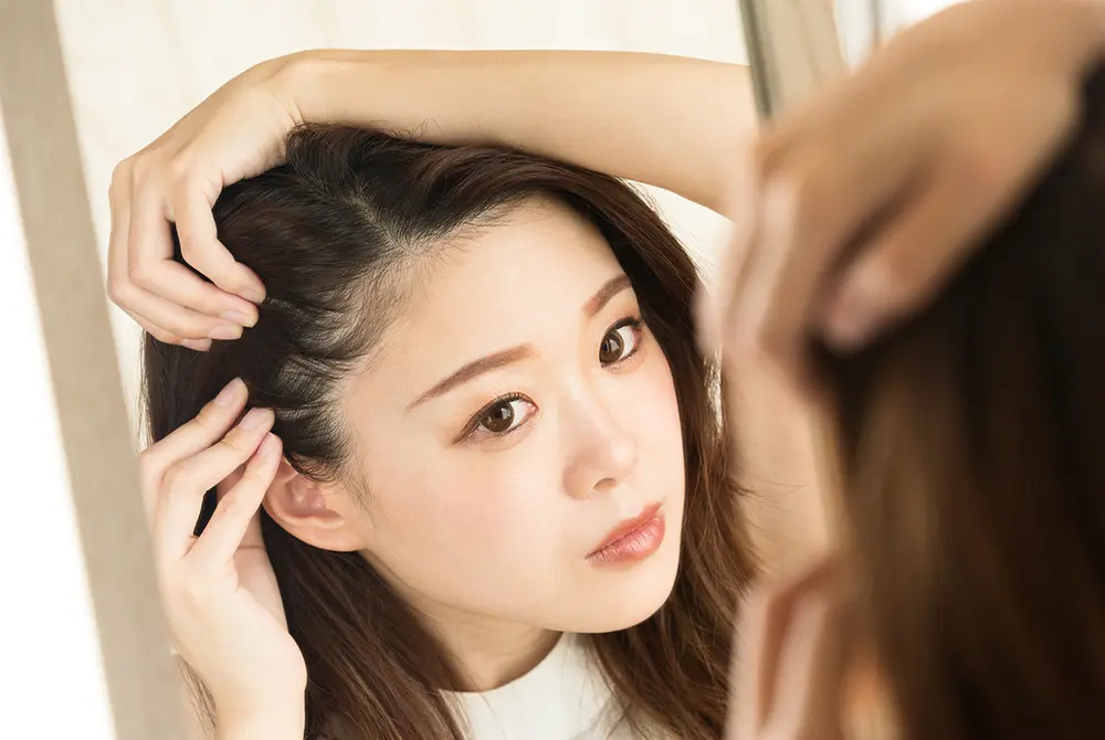 気になる白髪。写真はイメージ。（写真／Adobe Stock）