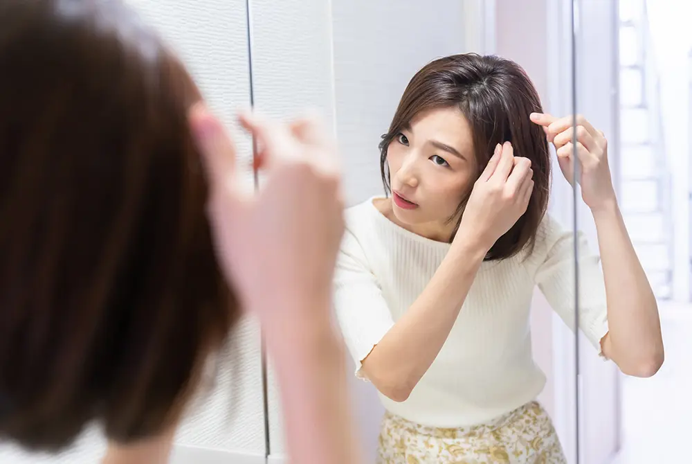 白髪がある？写真はイメージ。（写真／Adobe Stock）