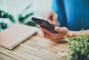 相談。写真はイメージ。(写真/Adobe Stock)