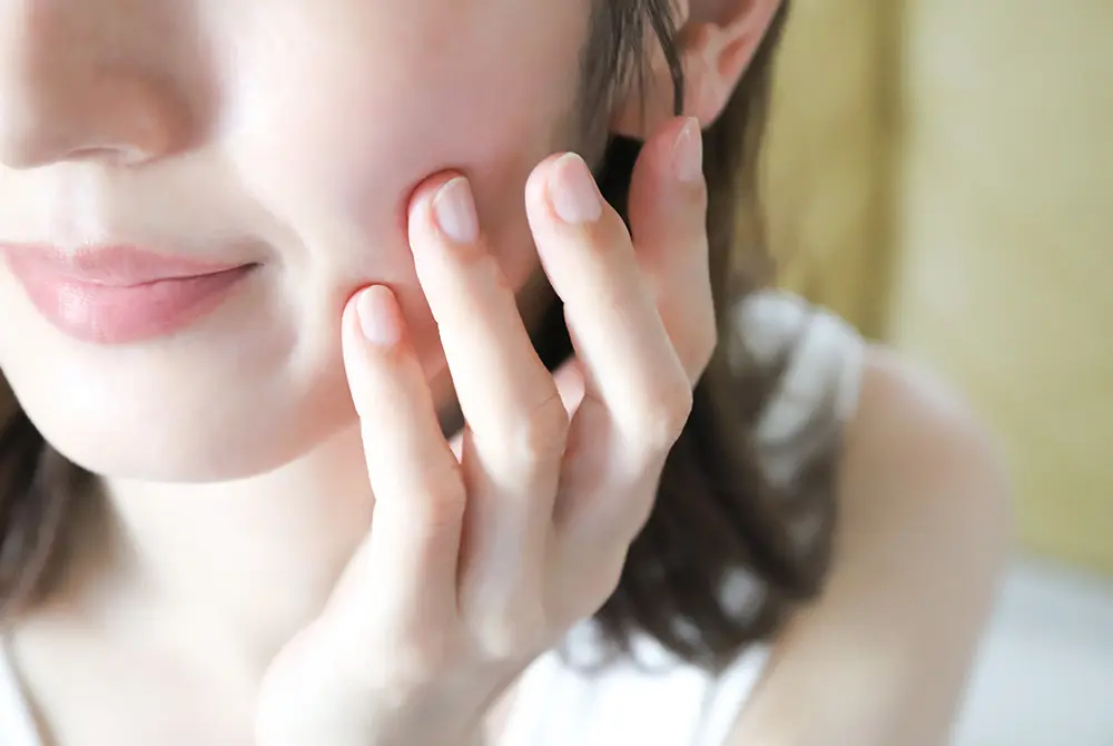 くすみを自覚する人は多い。写真はイメージ。（写真／Adobe Stock）