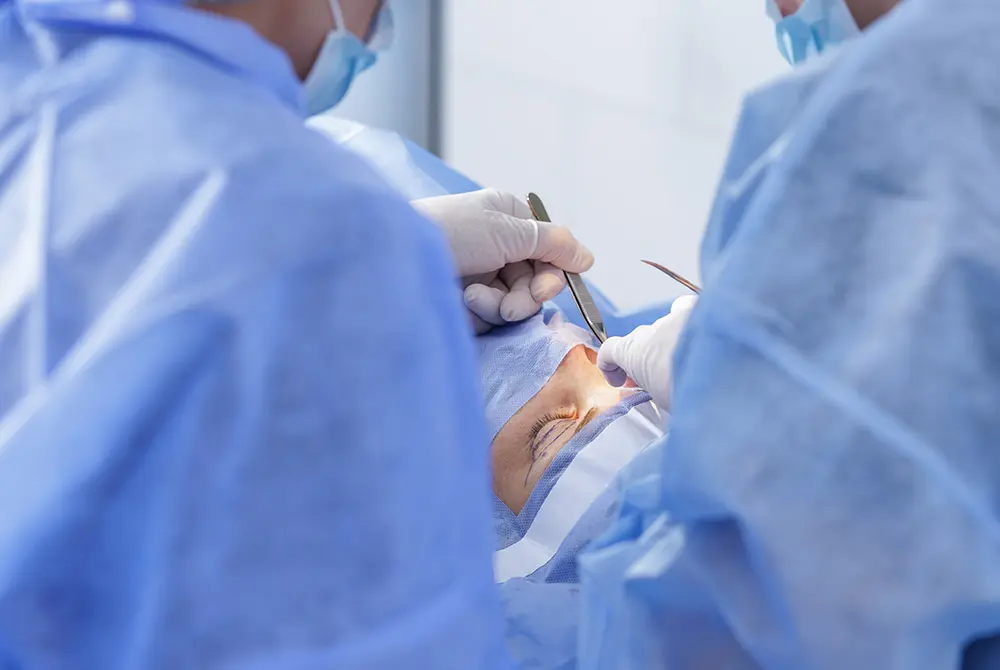 まぶたの手術のリスクとは？画像はイメージ。（写真／Adobe Stock）