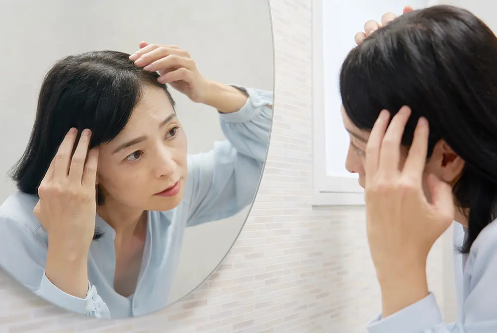 白髪が気になる。画像はイメージ。（写真／Adobe Stock）