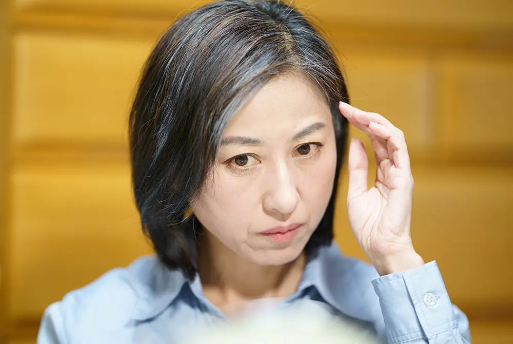 白髪は黒髪に戻るか。画像はイメージ。（写真／Adobe Stock）