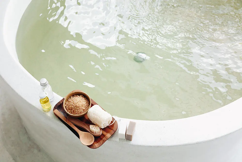 お湯。画像はイメージ。（写真／Adobe Stock）