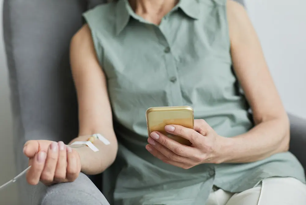 美容など目的の点滴への警告。画像はイメージ。（写真／Adobe Stock）