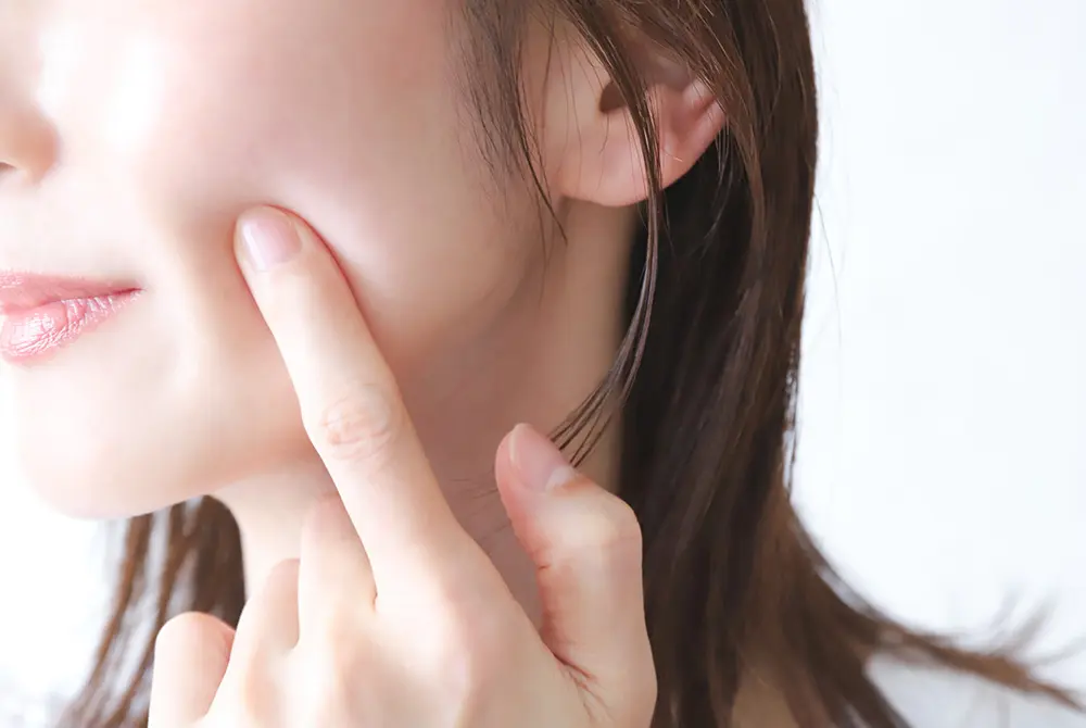 ほおがこける背景は。画像はイメージ。（写真／Adobe Stock）