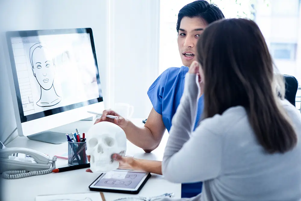 医師には過去の施術について伝える。画像はイメージ。(写真/Adobe Stock)