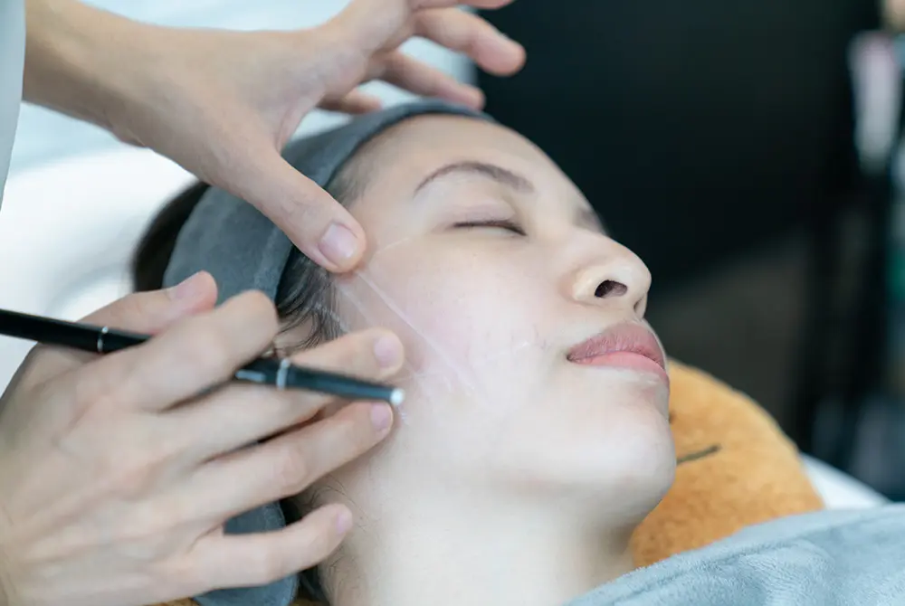 たるみ治療の手段として糸リフトの存在感が高まっている。画像はイメージ。（写真／Adobe Stock）