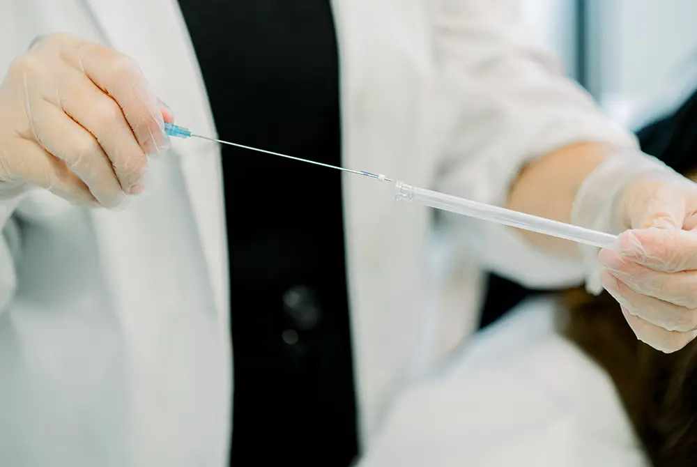 糸リフトで使われるスレッドは挿入後の顔の組織を変化させる。画像はイメージ。(写真/Adobe Stock)