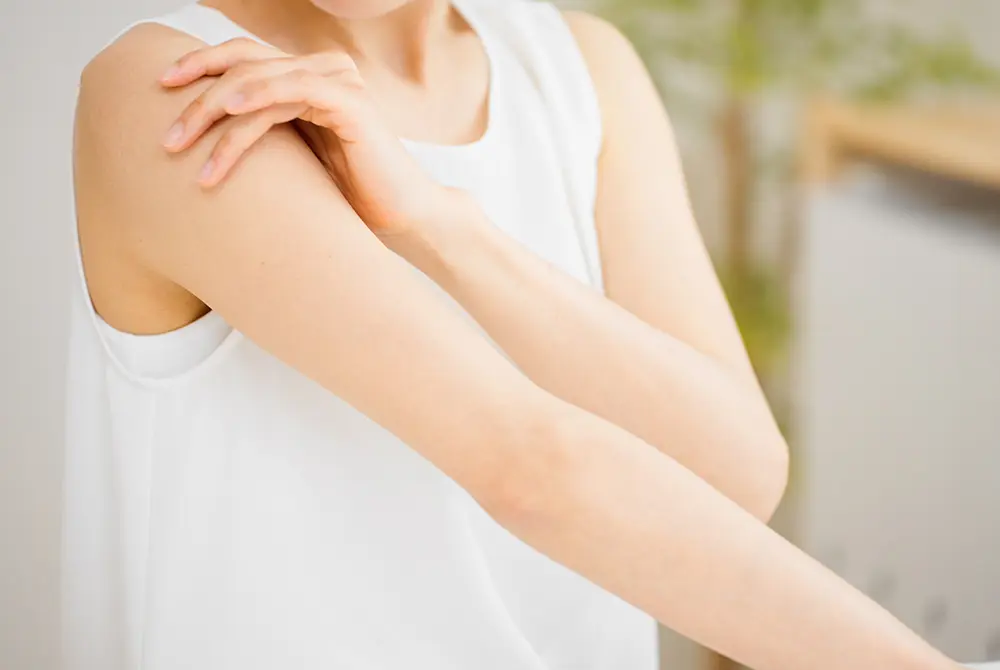 二の腕にブツブツがある？画像はイメージ。（写真／Adobe Stock）