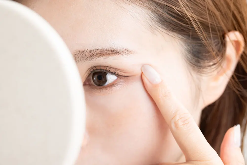 目立つシワ以外にも印象を左右するものがあり得る。画像はイメージ。（写真／Adobe Stock）