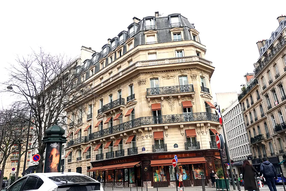 エルメスの店舗が入るパリ中心部の角地に建つ建物。