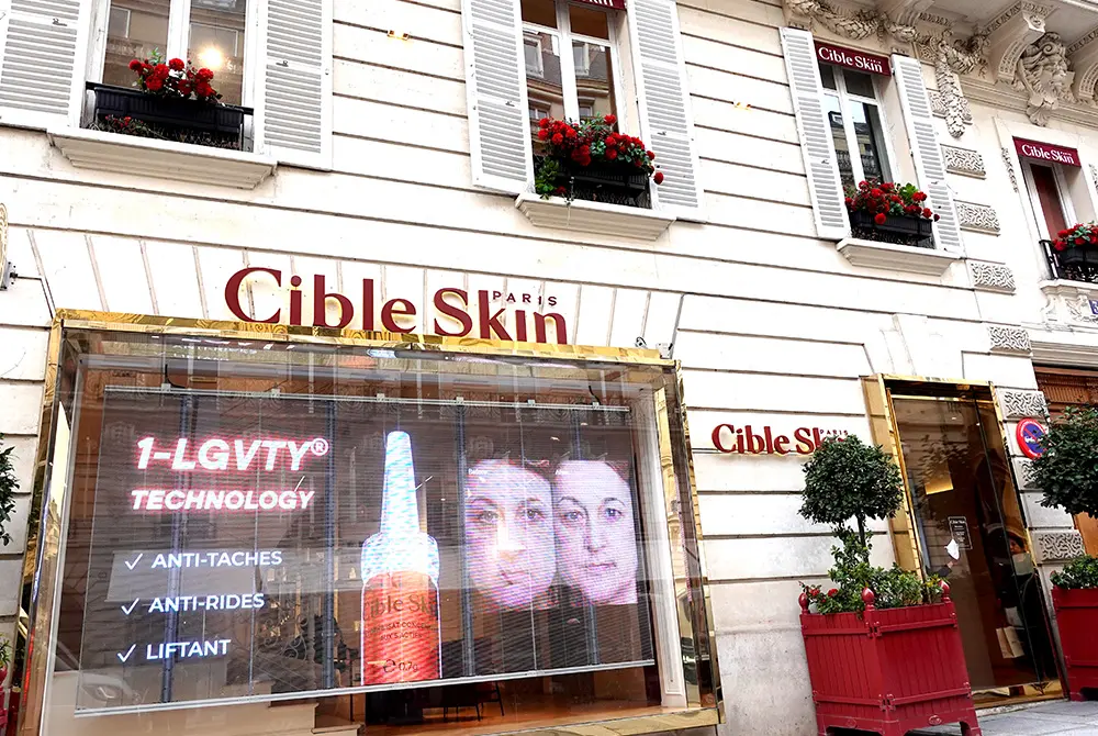 「Cible Skin」正面とウィンドウディスプレー。